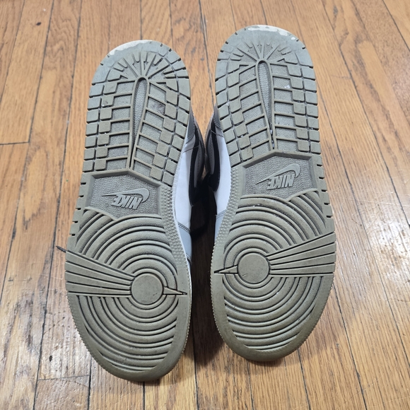 Nike Air Jordan 1 Mid Grey White Black Youth 6Y Womens 7.5 - Picture 6 of 7